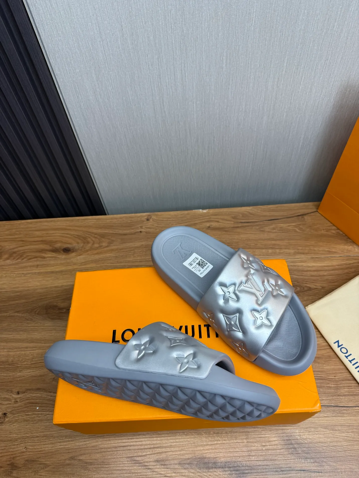 Men's shoes 💰280💰 ▪️LV's popular Little Red Book popular slippers hot sale: 1 shipment✅ Super textured and comfortable slippers, original TPU outsole. Authentic counter box drawer box packaging 🎁Size 38-45